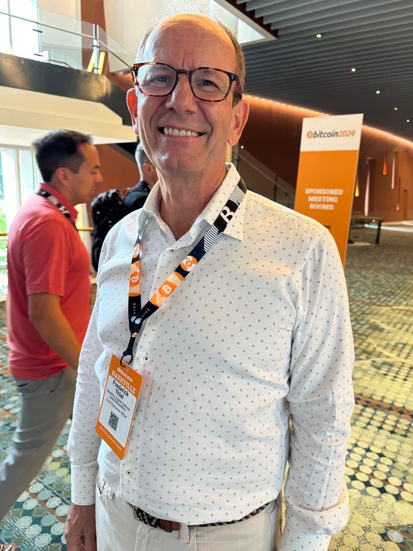 Bitcoin Nashville Conference in Pictures: Orange Athena, Pink Suits, Polymarket Swag, Trump's Song